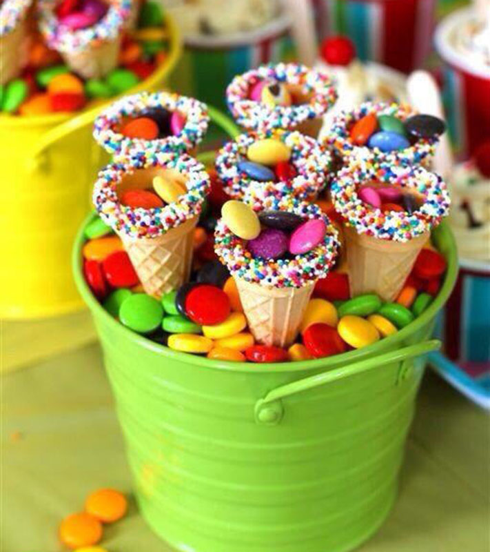 Χωνάκια με τρούφα και smarties για βάφτιση στη Σίφνο Catering Γεροντόπουλος στη Σίφνο - Πολύχρωμα χωνάκια παγωτού