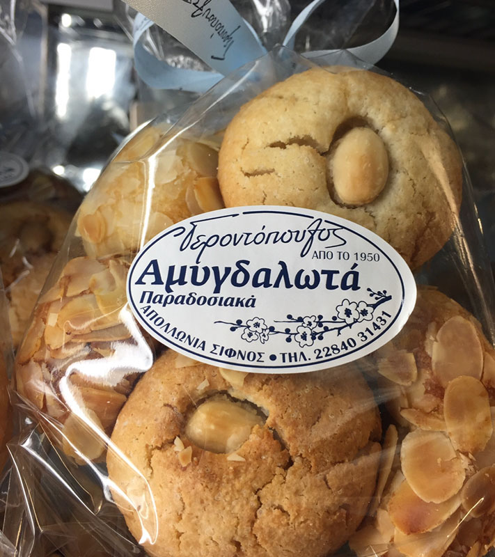 Παραδοσιακά αμυγδαλωτά φούρνου Παραδοσιακά αμυγδαλωτά φούρνου από τη Σίφνο