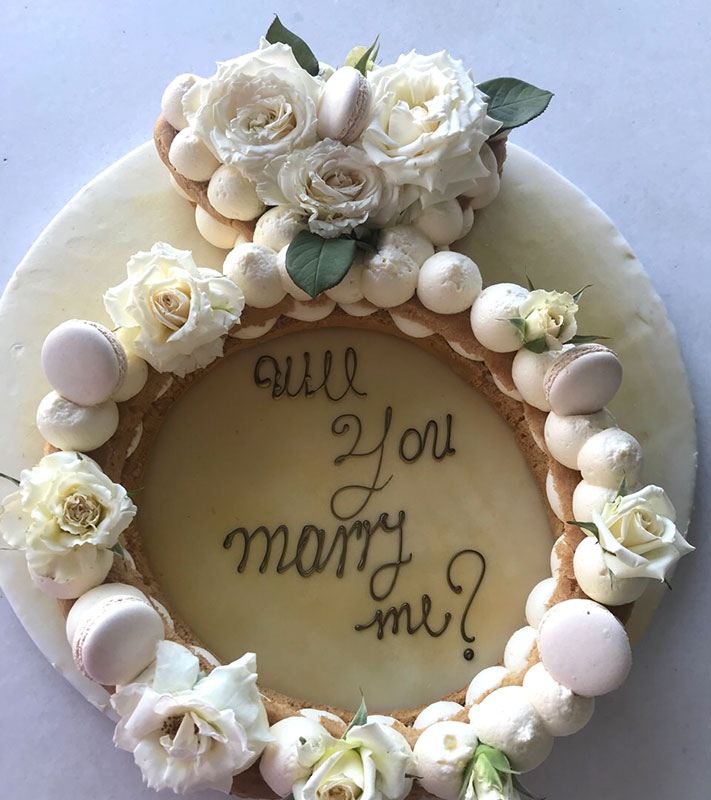 Τούρτα διακοσμημένη με macaroons Γαμήλια τούρτα στολισμένη με macaroons